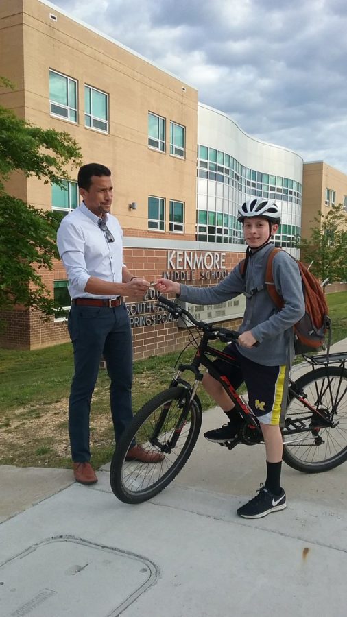Estudiante de Kenmore con bicicleta