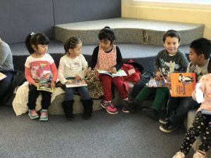 enfants lisant