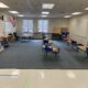 salle de classe avec bureaux espacés