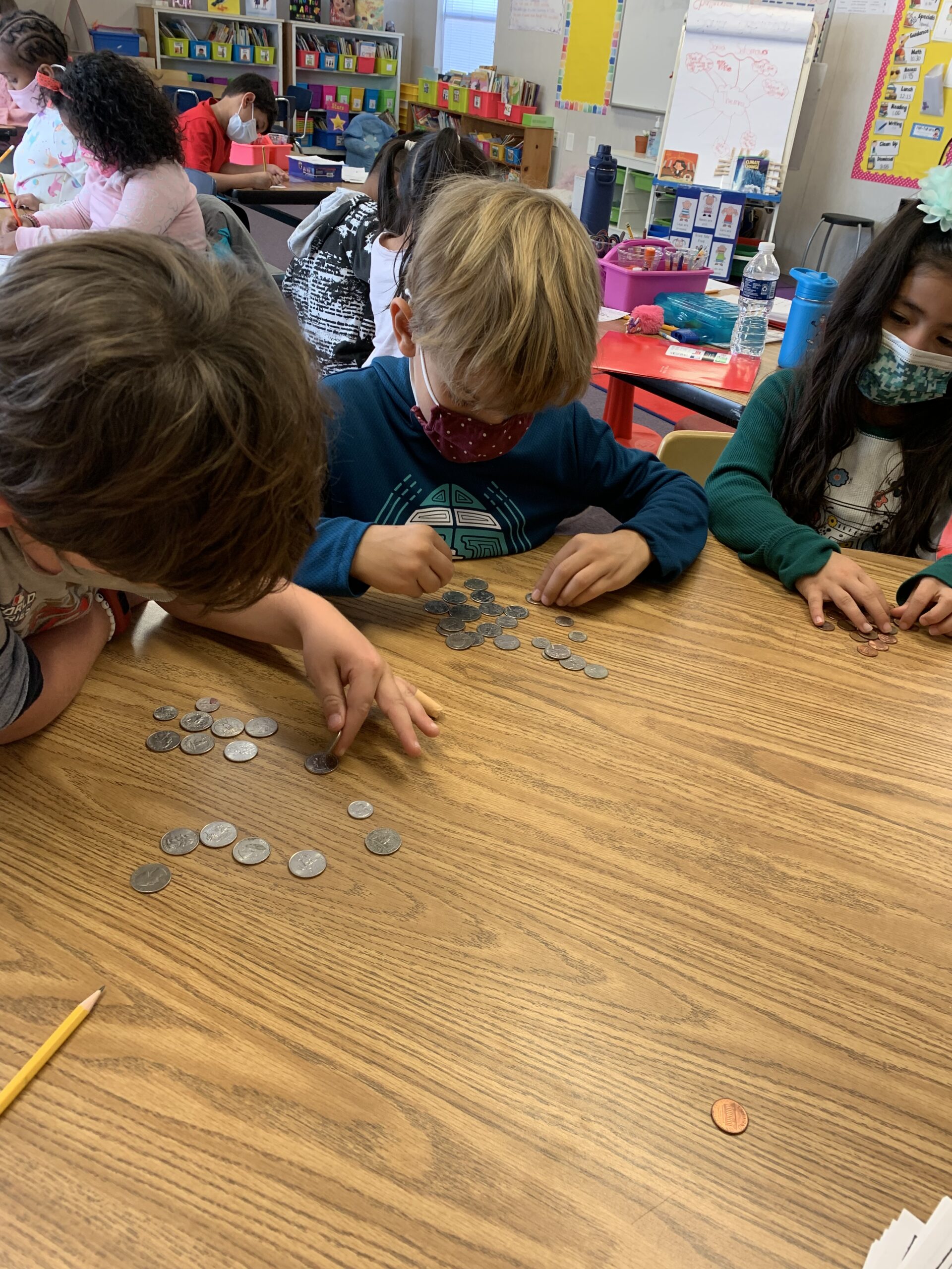Schüler sammeln Münzen für wohltätige Zwecke