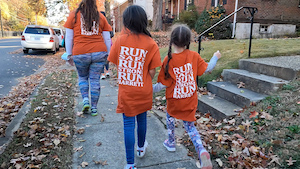Студенты Баррета бегут с оранжевым Барретом в беговых рубашках