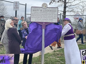Mary Lockwood Historical Marker revelando com funcionários e membros da comunidade