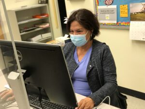 y tá trường học làm việc trên máy tính