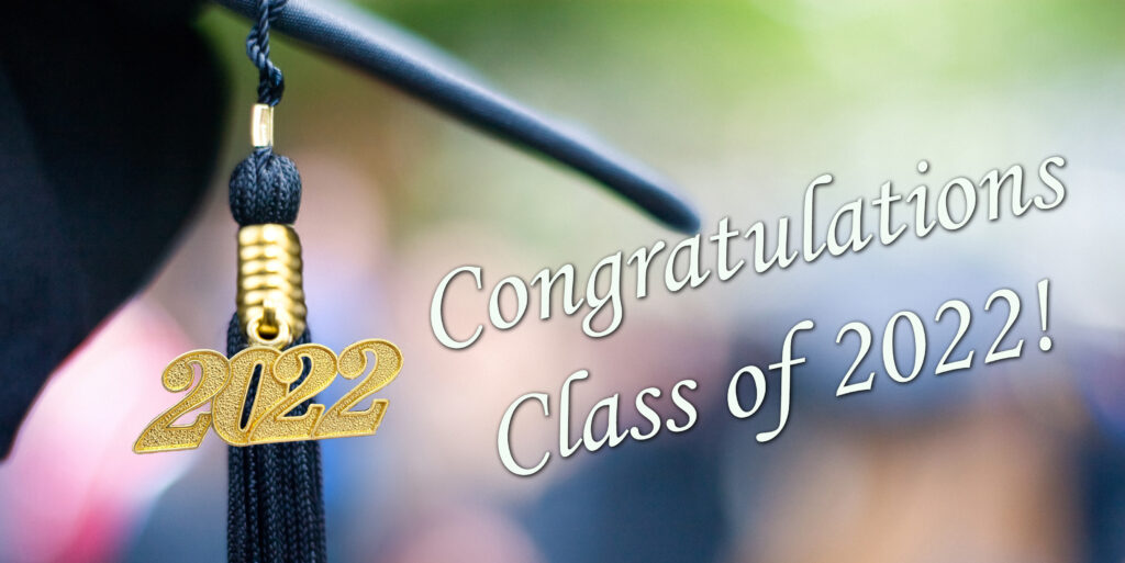mũ tốt nghiệp với dòng chữ 2022 trên tua, với dòng chữ Chúc mừng Lớp 2022!