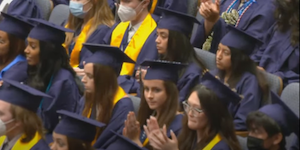 photo de diplômés en caps et robes à la remise des diplômes