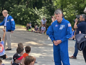 Astronauta de la NASA hablando con un estudiante