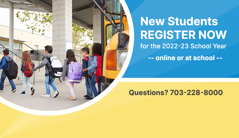 học sinh xuống xe buýt với dòng chữ Học sinh Mới Đăng ký Ngay cho Năm học 2022-23, trực tuyến hoặc tại trường, Các câu hỏi? 703-228-8000