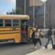 sinh viên xuống xe buýt vào ngày đầu tiên đi học