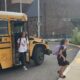 اسکول کے پہلے دن طلباء بس سے اترتے ہوئے۔
