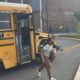 les élèves descendent du bus le premier jour d'école