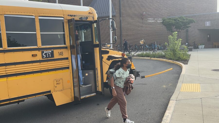 الطلاب الذين ينزلون من الحافلة في اليوم الأول من المدرسة
