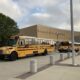 学校の初日に駐車場に集まったバス