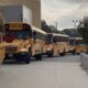 autobuses reunidos en el estacionamiento de la escuela el primer día de clases