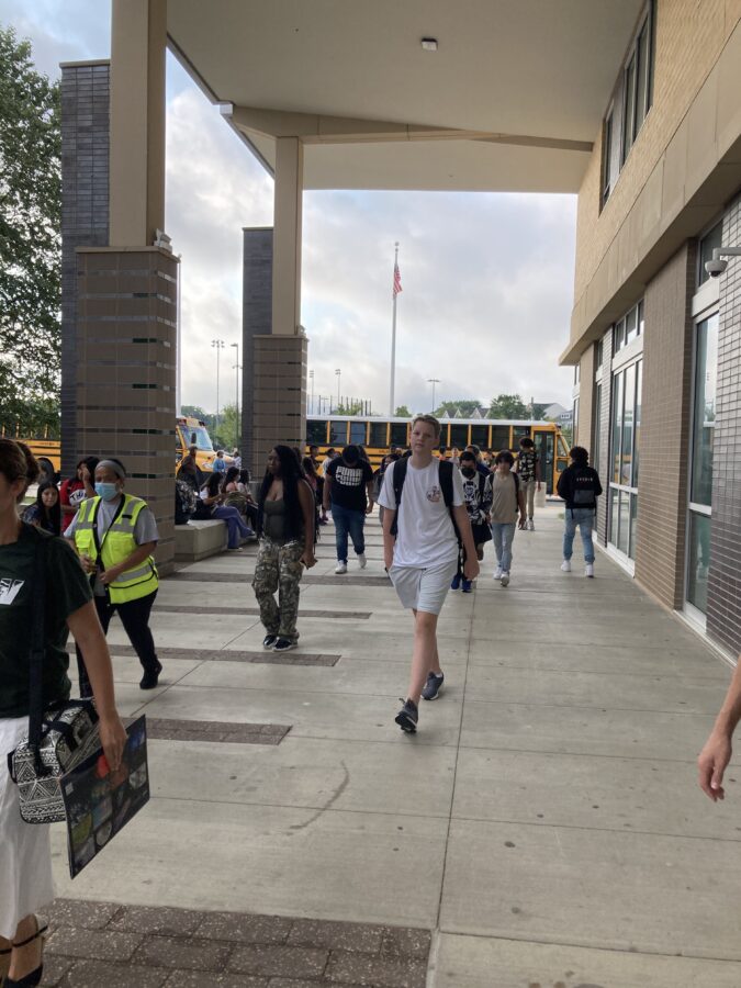 estudiantes caminando hacia el primer día de clases