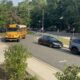 xe buýt kéo vào ngày đầu tiên đi học