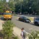学校の初日に停車するバス