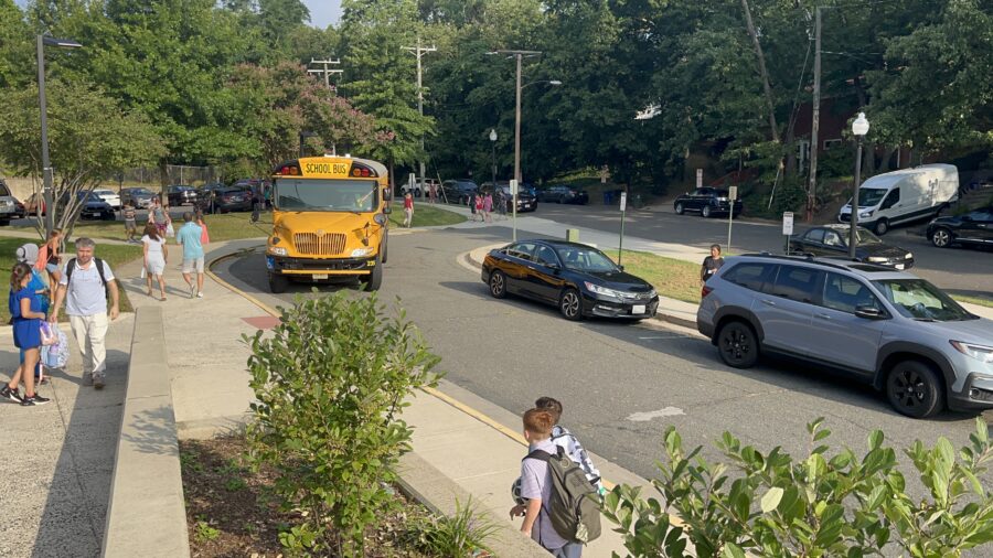 автобус подъезжает в первый день в школе