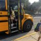 sinh viên xuống xe buýt vào ngày đầu tiên