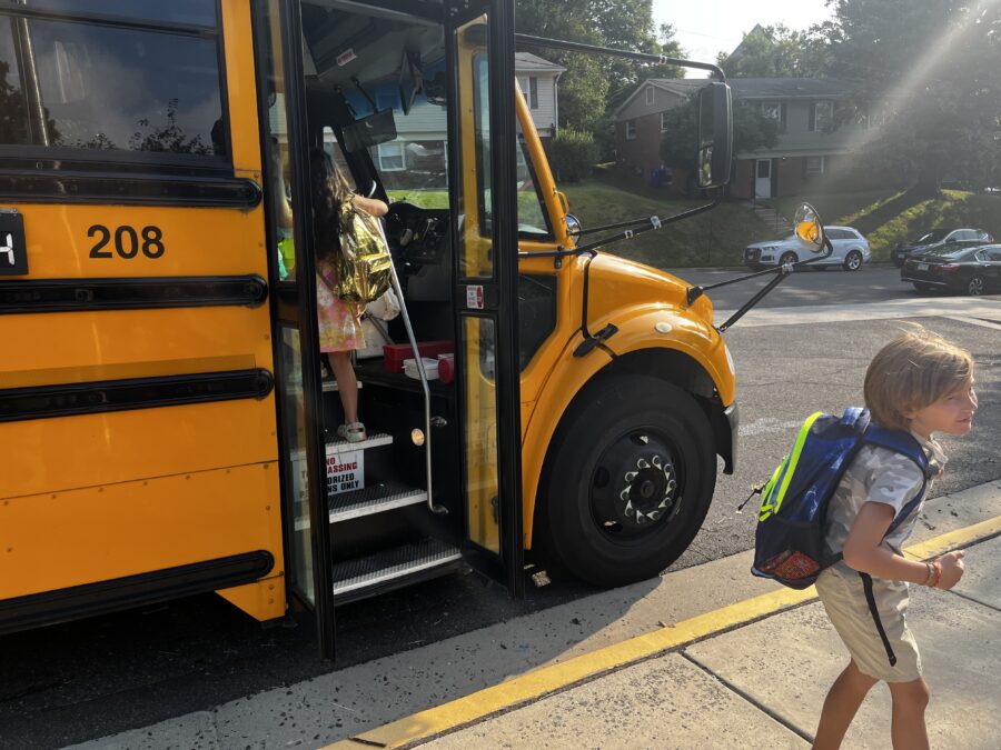 студенты выходят из автобуса в первый день