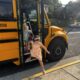 sinh viên xuống xe buýt vào ngày đầu tiên