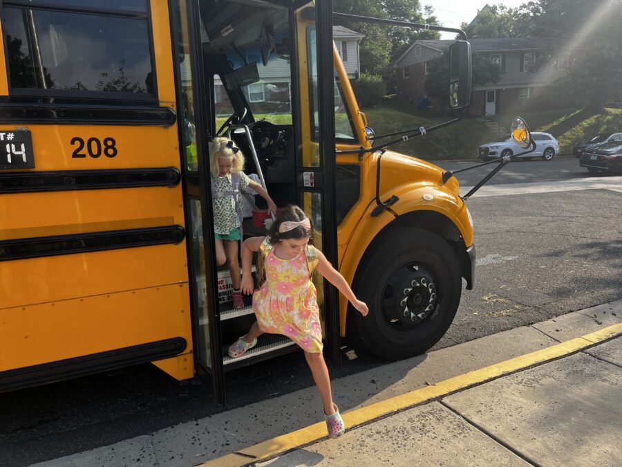 студенты выходят из автобуса в первый день