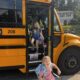 Schüler steigen am ersten Tag aus dem Bus aus