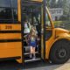 estudiantes bajando del autobús el primer día