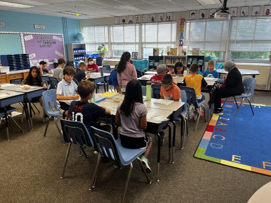 طلباء سکول کے پہلے دن سیکھ رہے ہیں۔