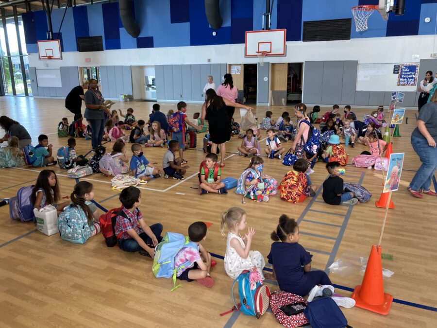 تجمع الطلاب في صالة الألعاب الرياضية في اليوم الأول من المدرسة