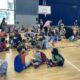студенты собрались в спортзале в первый день в школе