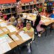 Schüler lernen am ersten Schultag