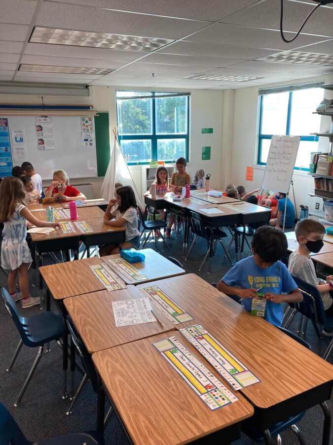 طلباء سکول کے پہلے دن سیکھ رہے ہیں۔