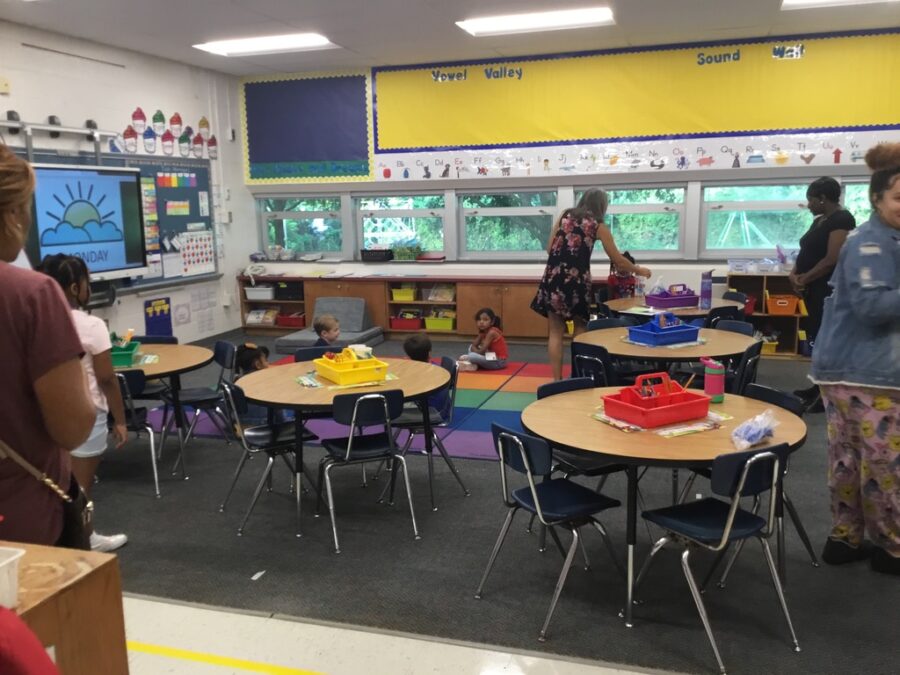 Schüler im Klassenzimmer am ersten Schultag