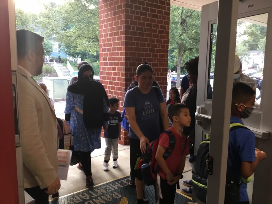 Eltern bringen Schüler am ersten Schultag ab