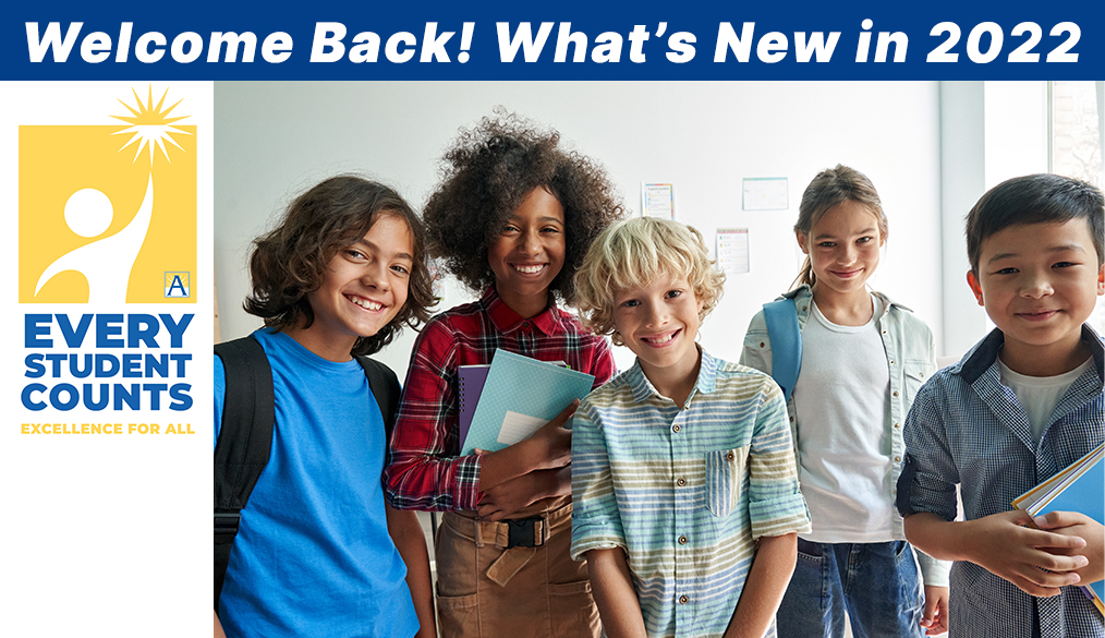 「Welcome Back! What's New in 2022」という言葉と、Every Student Counts のロゴとともに、カメラに向かって微笑む多民族の学生のグループ