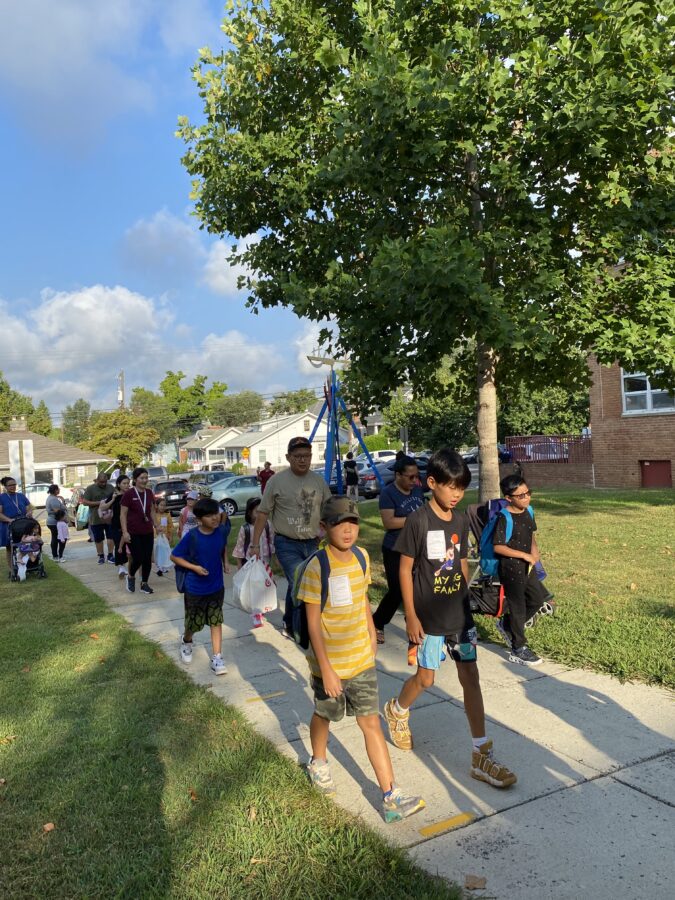 ученики и семьи собрались на улице в первый учебный день