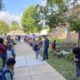 اسکول کے پہلے دن طلباء اور اہل خانہ باہر جمع ہوئے۔