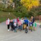 APS los estudiantes participan en el Día de Caminar y Rodar a la Escuela 2022