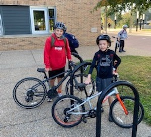 자전거를 타고 학교에 가는 학생들