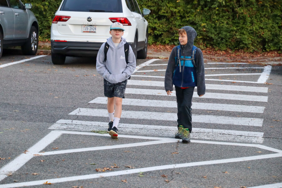 APS 학생들은 2022 학교의 날 Walk & Roll to School Day에 참여합니다.