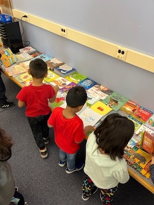 طلباء کتابوں کا انتخاب کرتے ہوئے۔