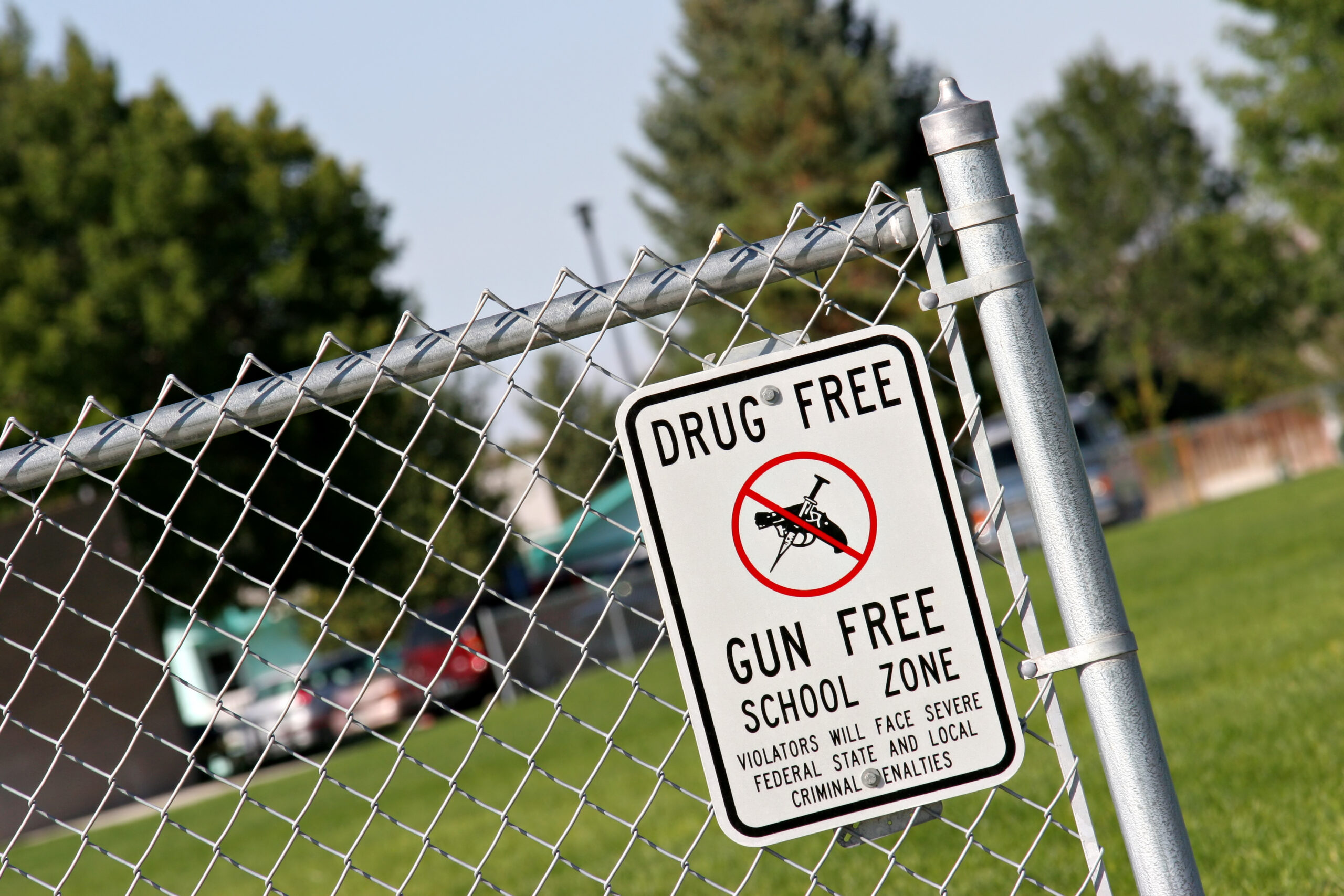 drug and gun free school zone sign