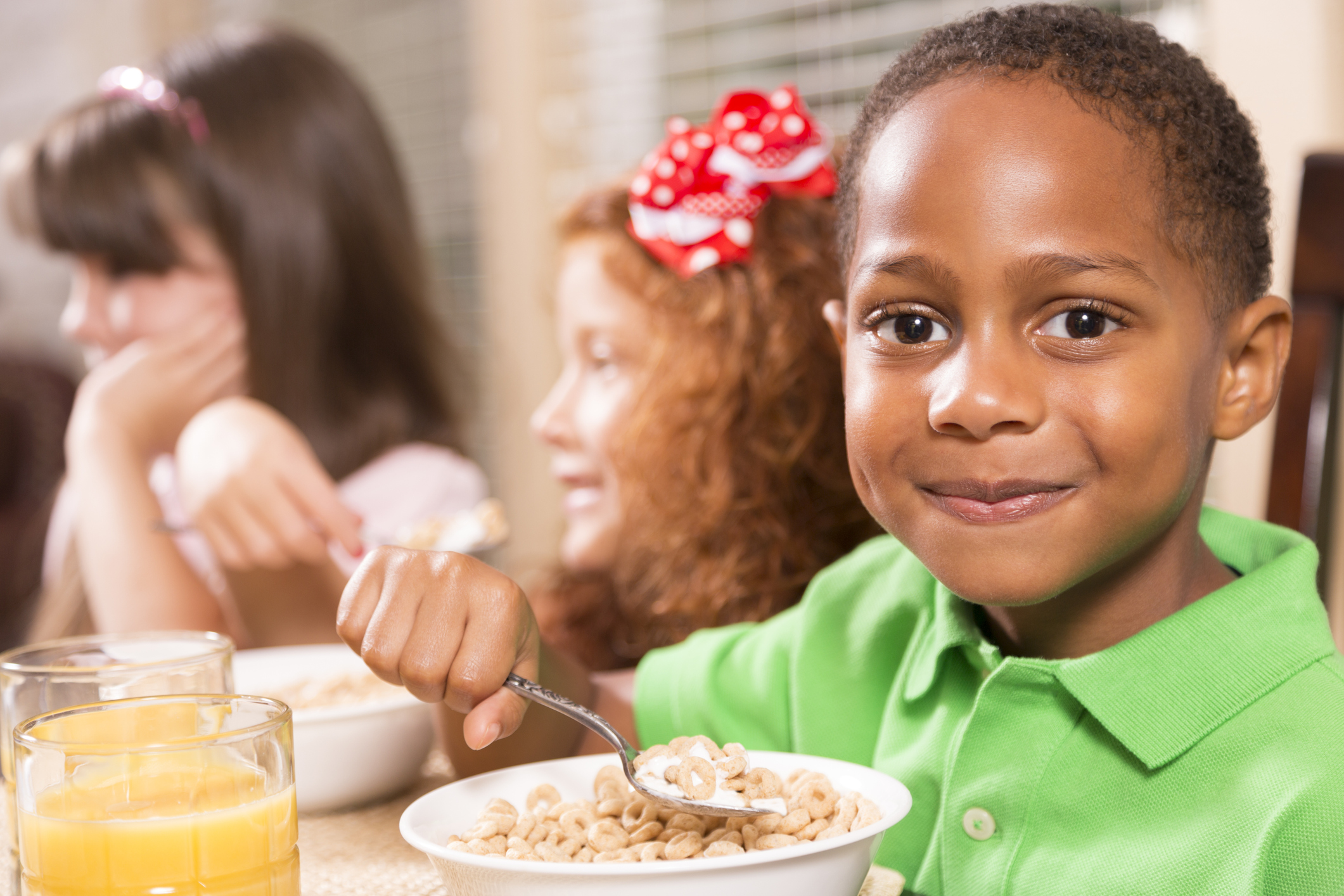 children eating school breakfast