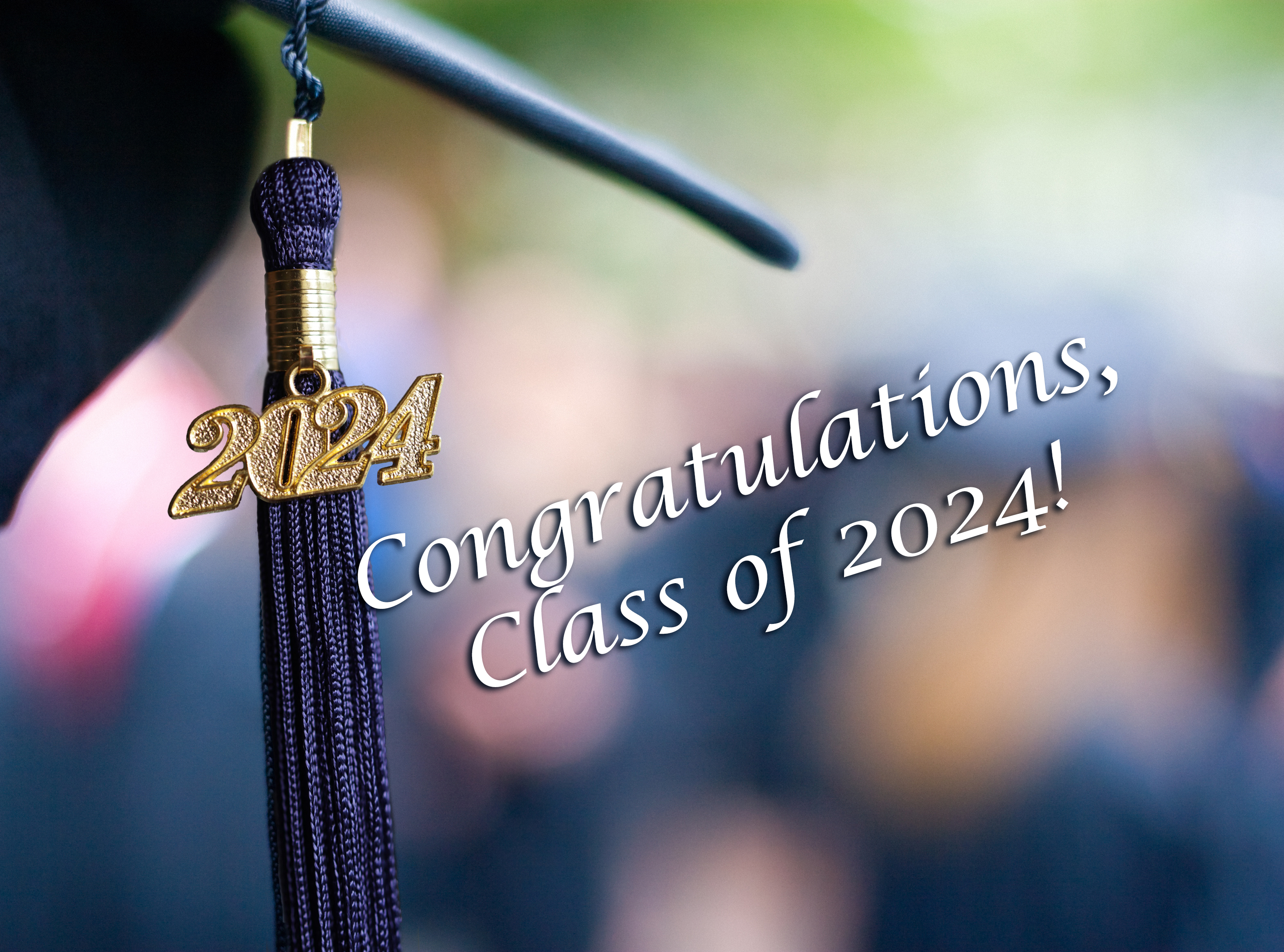 Abschlusskappe mit Quaste und der Aufschrift „Congratulations Class of 2024!“