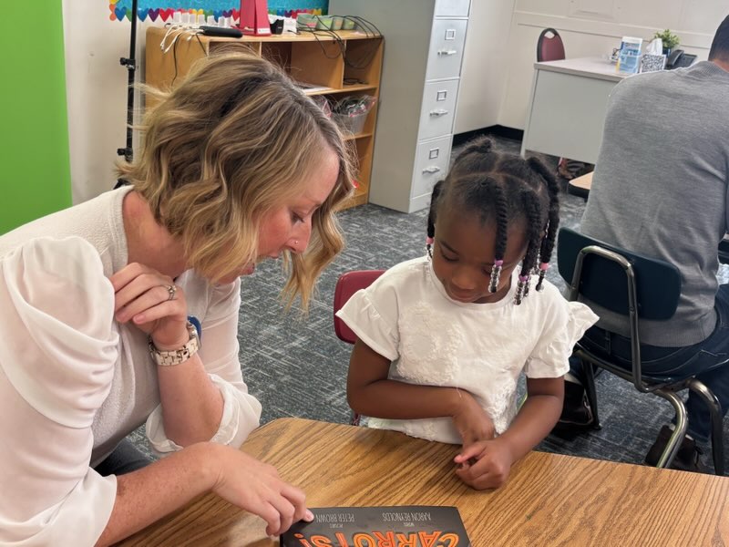Readers Rise volunteers and students